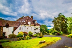front-lodge-and-driveway